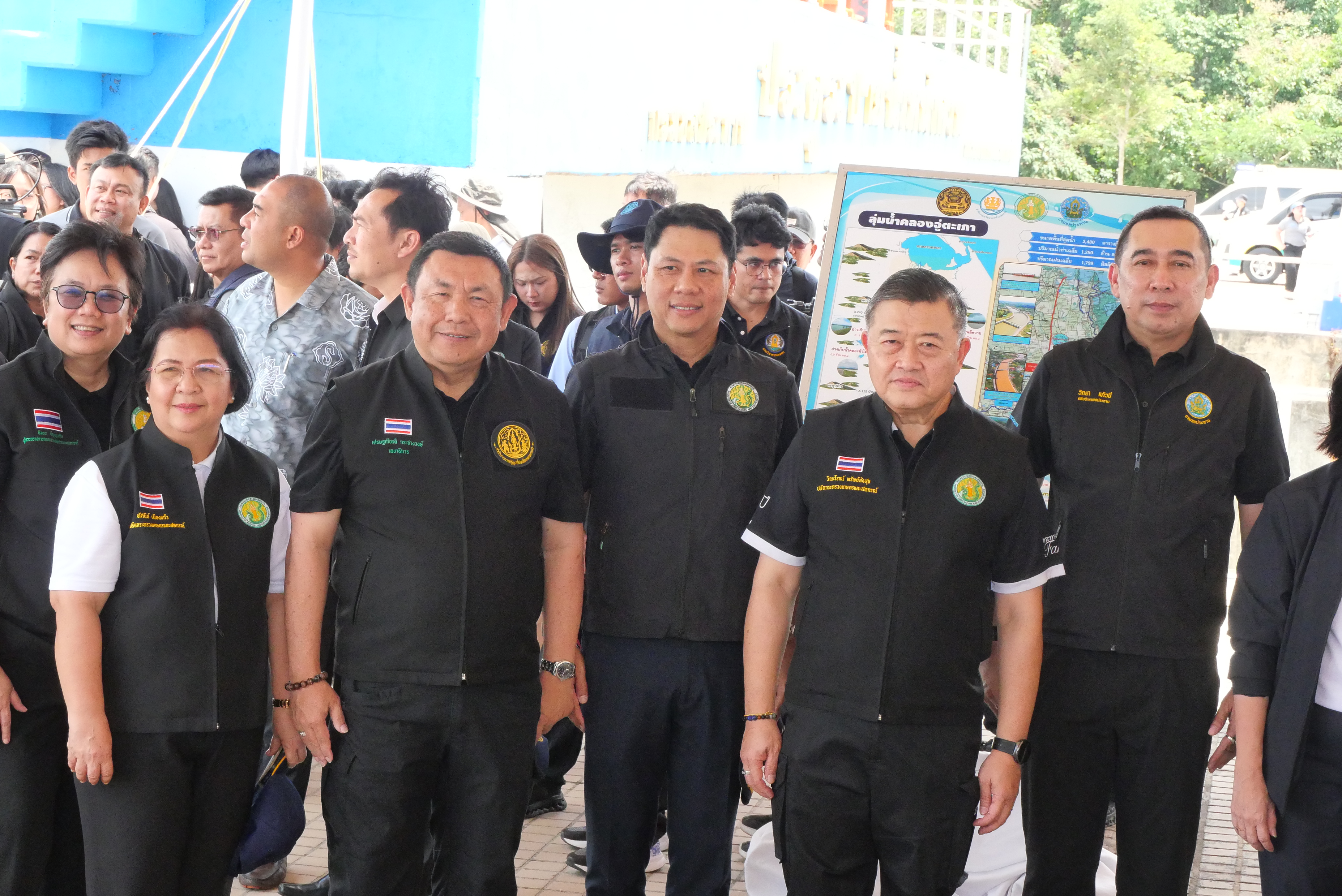 title - เลขาธิการ ส.ป.ก. พร้อมคณะ ร่วมลงพื้นที่กับคณะนายกรัฐมนตรี ติดตามการบริหารจัดการน้ำ เพิ่มศักยภาพระบายน้ำ ลดเสี่ยงน้ำท่วมหาดใหญ่ 